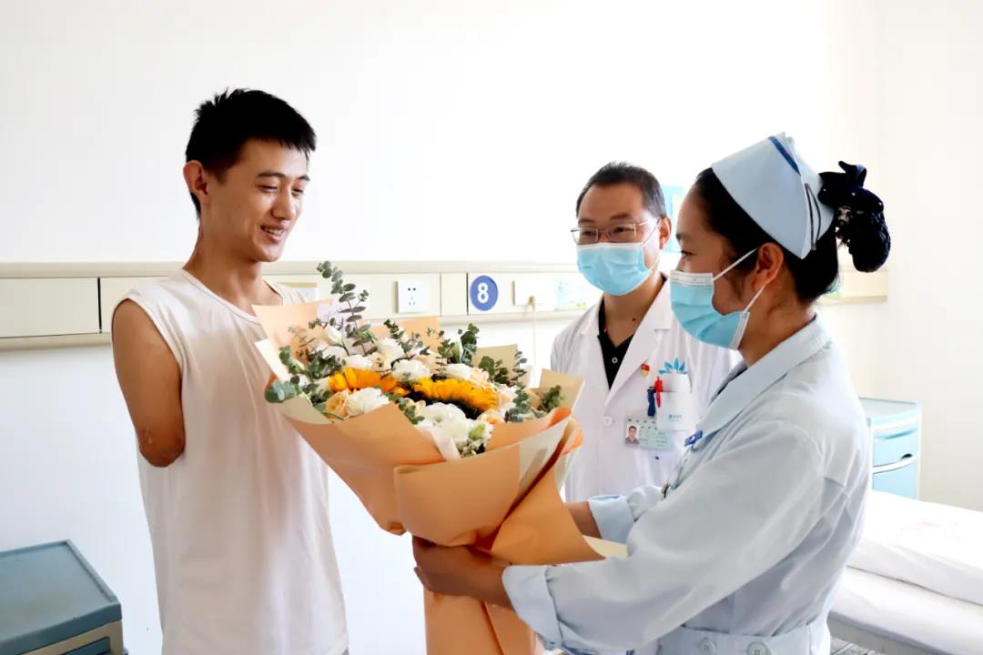 【保山安利醫(yī)院】雖然失去了雙臂，但他用堅(jiān)強(qiáng)、樂(lè)觀的態(tài)度讓生活充滿(mǎn)陽(yáng)光！